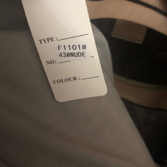 Elegant Tan Leather Shoulder Bag - Picture 6 of 9